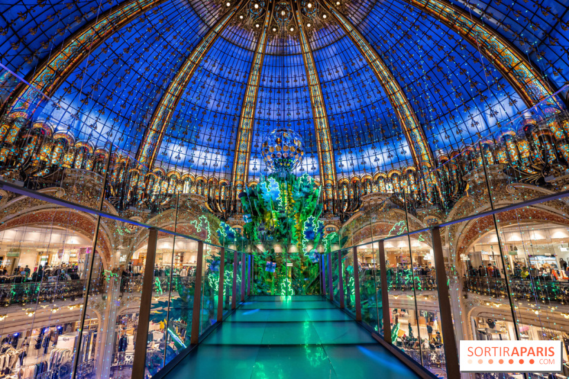 Les vitrines et sapin de Noël des Galeries Lafayette 2022
