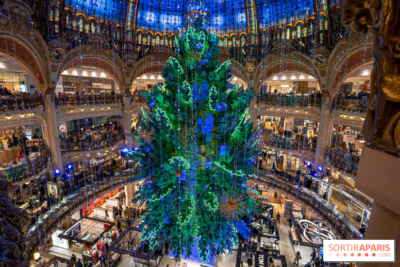 Les vitrines de Noël et sapin géant des Galeries Lafayette Haussmann