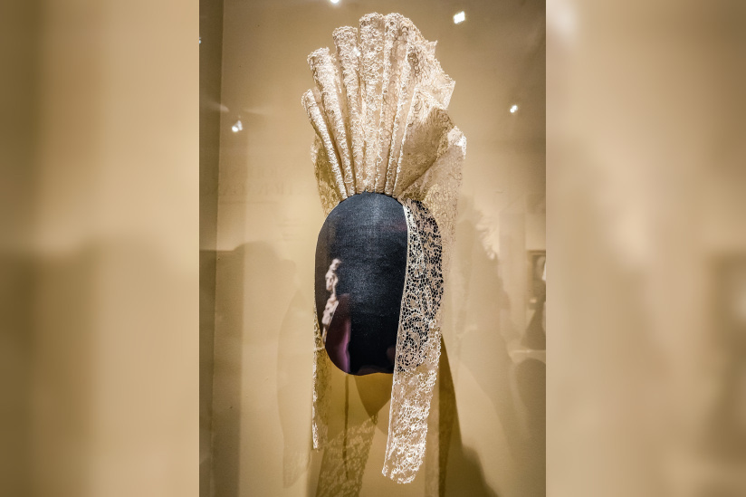 Des cheveux et des poils, l'exposition poilante du musée des Arts décoratifs - nos photos