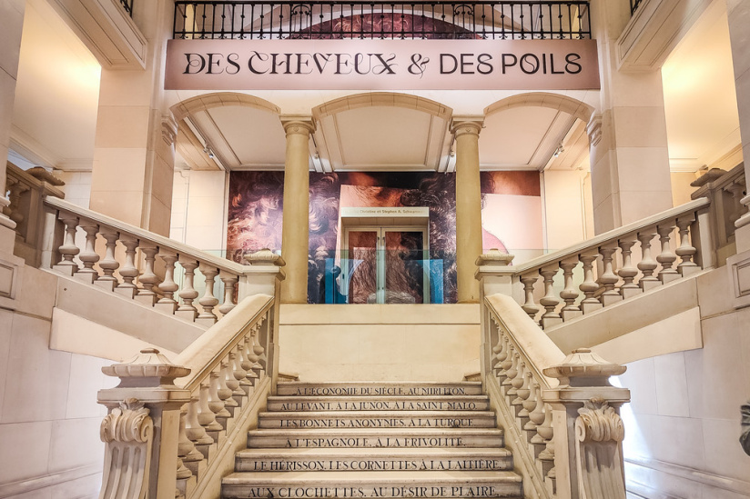 Des cheveux et des poils, l'exposition poilante du musée des Arts décoratifs - nos photos