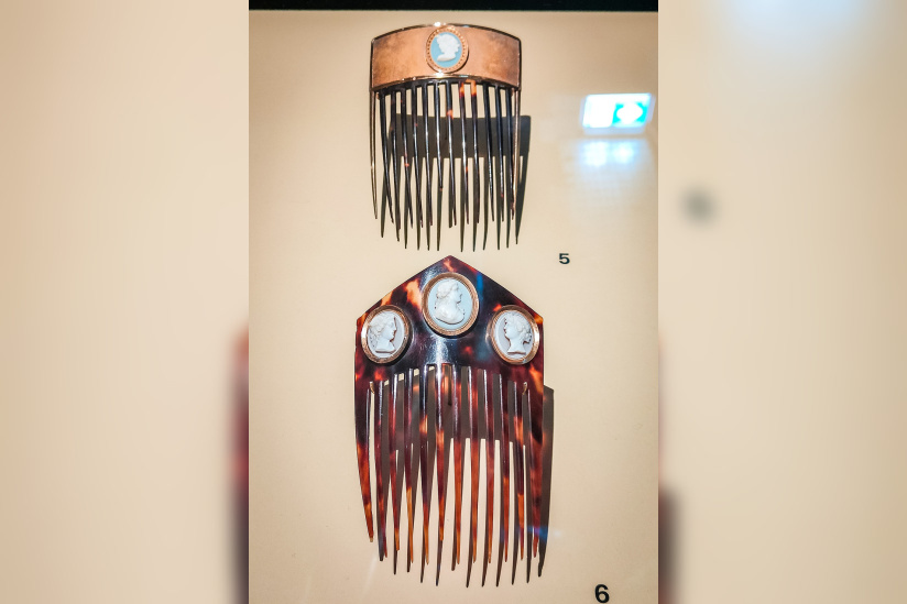 Des cheveux et des poils, l'exposition poilante du musée des Arts décoratifs - nos photos