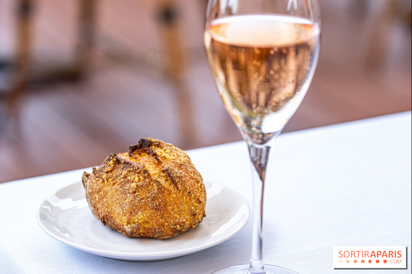 Le Café de l'Homme rouvre ses portes avec une nouvelle déco et une nouvelle carte gourmande -  pain - champagne