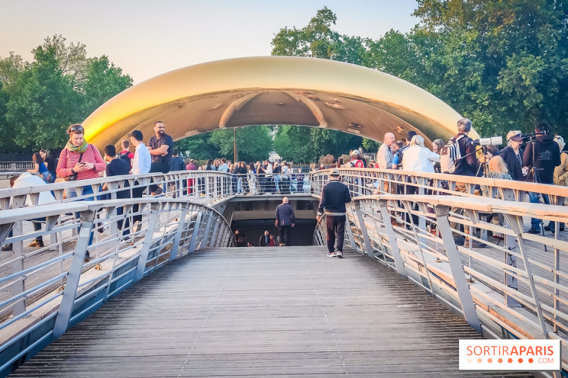 Nuit Blanche 2023 : une installation inoubliable sur la passerelle Léopold Sédar Senghor !