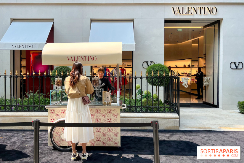 Le stand de glaces gratuites Cédric Grolet pour la Maison Valentino pendant la Fashion Week Haute Couture