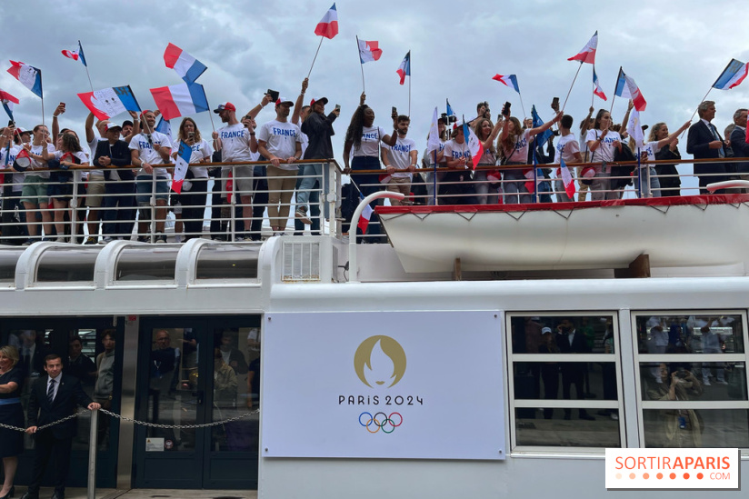 Athlètes et flambeau de Paris 2024