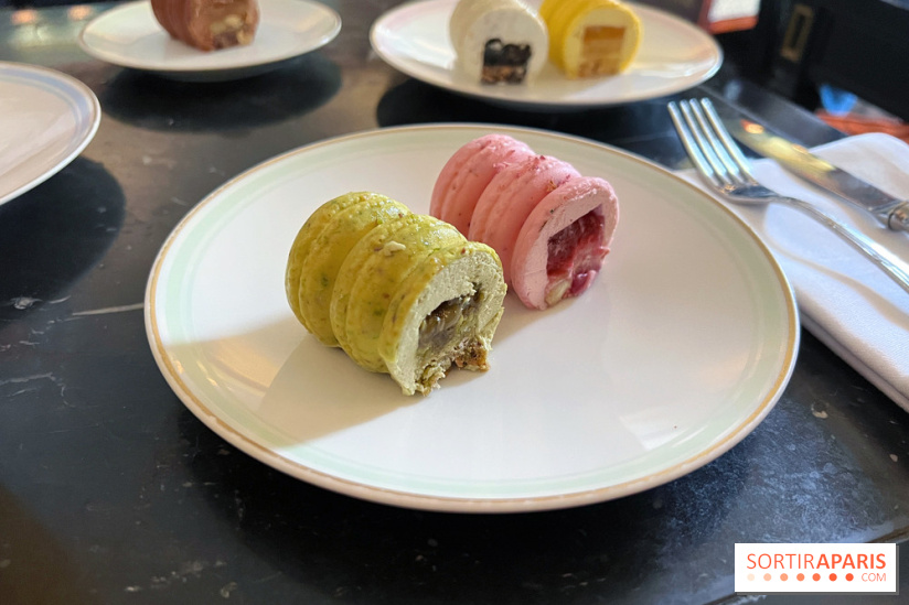 Ladurée - Bûches de Noël 2023 macarons