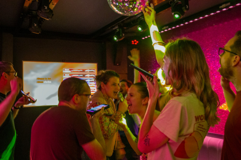KaraFun Bar Paris : le karaoké immersif pour un EVJF, un anniversaire ou une soirée mémorable