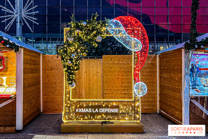 Le Marché de Noël 2023 de La Défense - Père Noël, spots photo illuminés, créateurs et stands gourmands - spot photo
