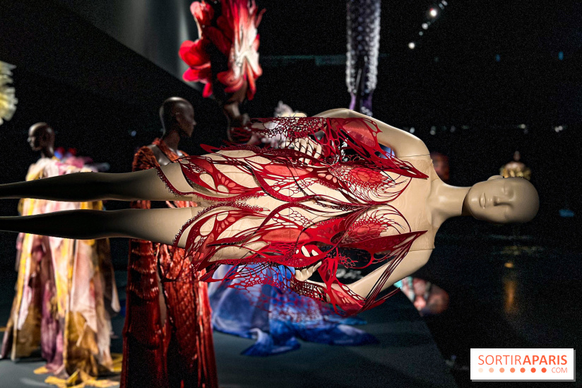 L’exposition retrospective de la créatrice de mode Iris Van Herpen au Musée des Arts Décoratifs