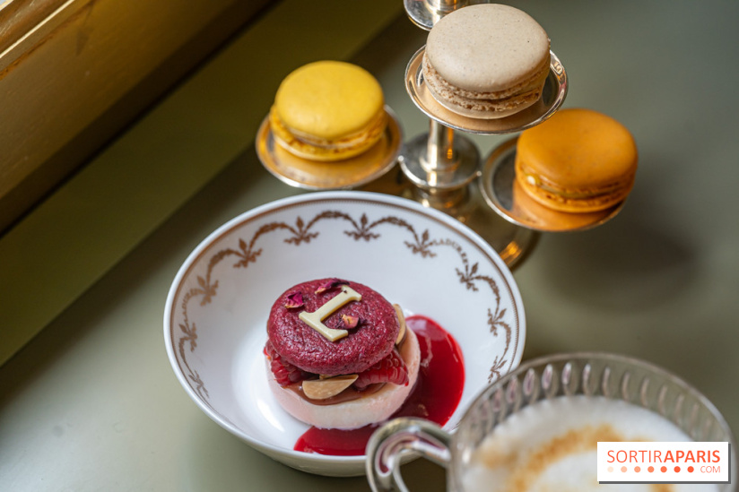 Le tea time du Bar à desserts de Ladurée Champs-Elysées -  A7C2254