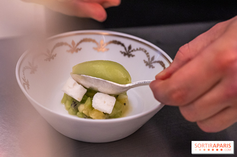 Le tea time du Bar à desserts de Ladurée Champs-Elysées -  A7C2309