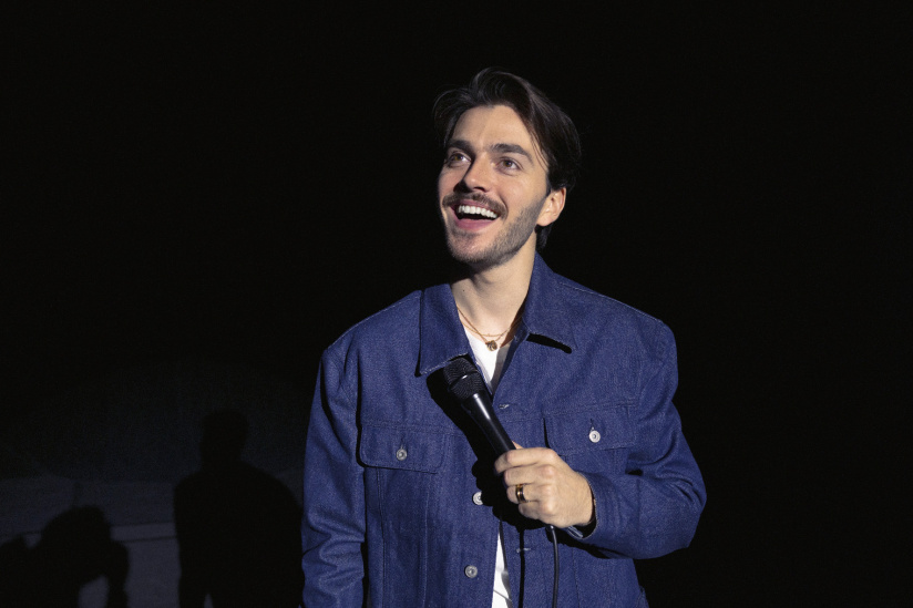 Panayotis Pascot : de nouvelles dates annoncées à Paris pour son spectacle Entre les deux 