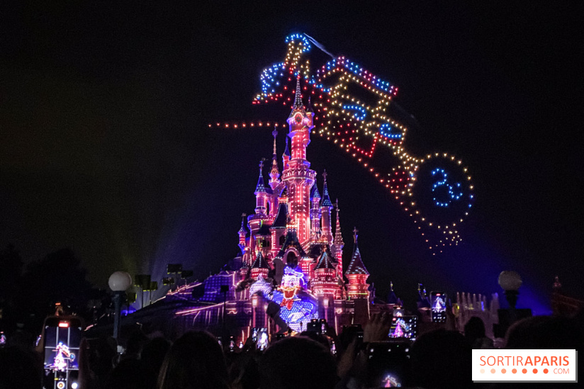 ディズニーランド・パリの夜間延長ドローンショー「ディズニー