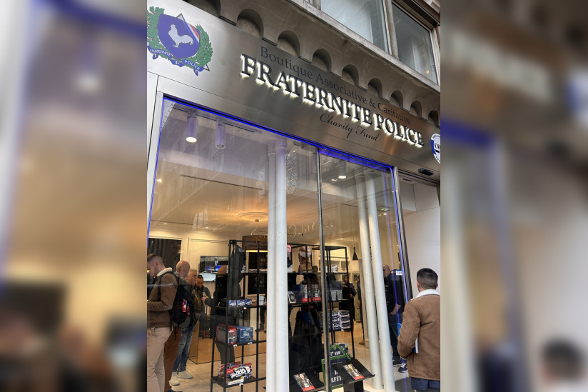 Simulateur de tir, écusson de la Bravm, T-shirt de la BAC, mug de la BRI, champagne des stups… la police ouvre sa boutique à Paris