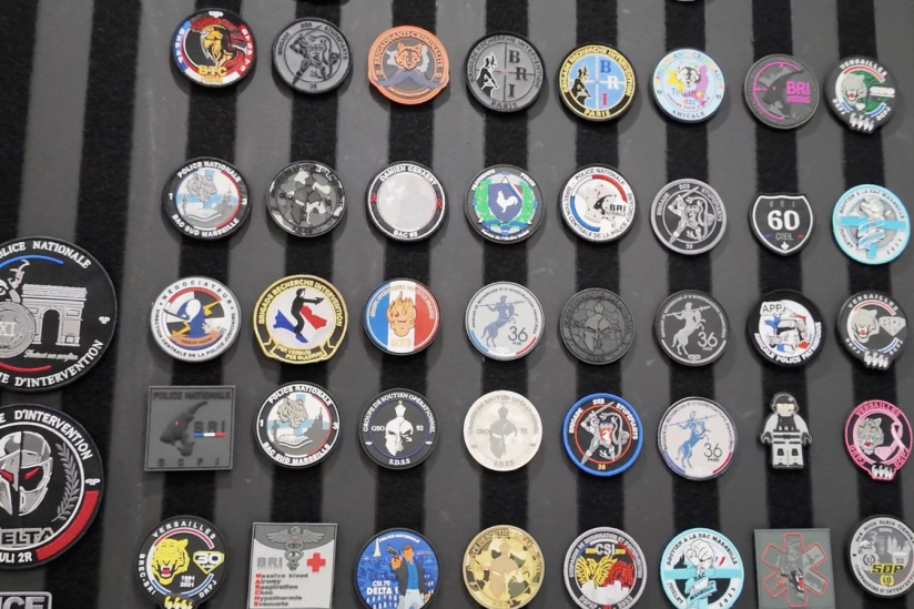 Simulateur de tir, écusson de la Bravm, T-shirt de la BAC, mug de la BRI, champagne des stups… la police ouvre sa boutique à Paris