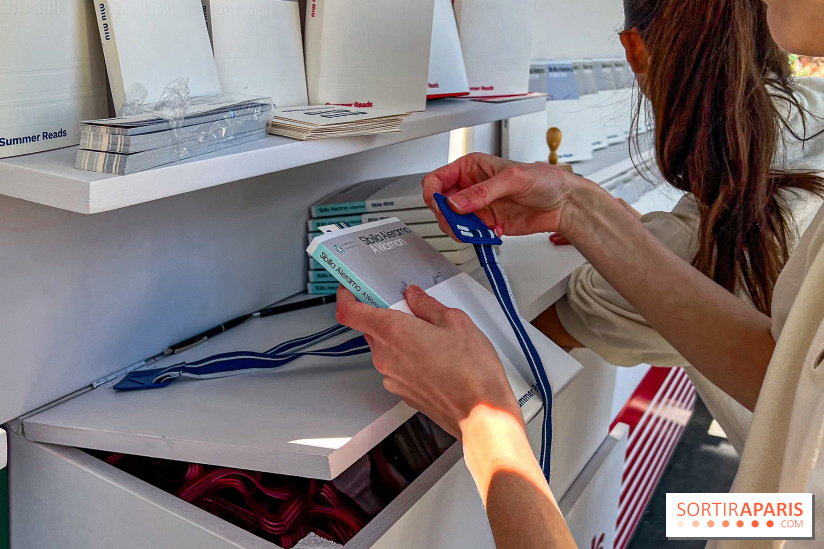 Miu-Miu distribue des livres et des glaces gratuites sur les quais parisiens ! - image00011