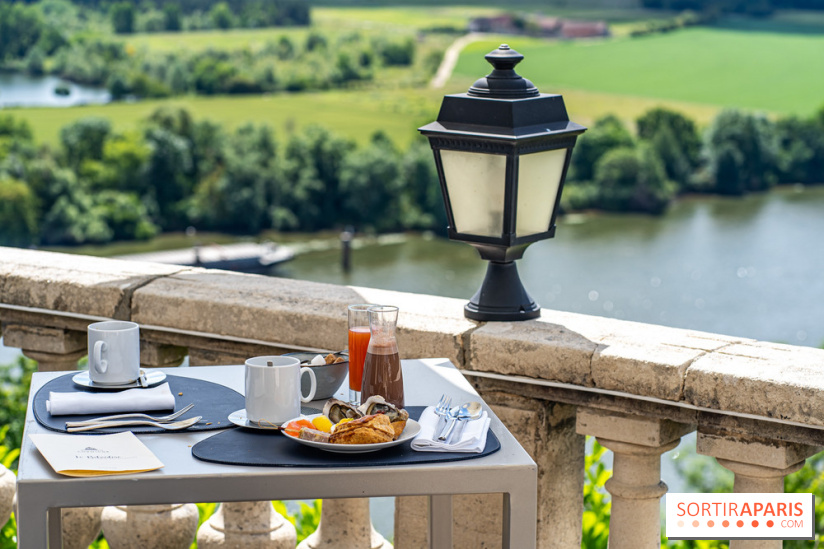 Le Brunch à volonté du belvédère au Domaine de la Corniche dans les Yvelines - photos -  table en terrasse avec vue
