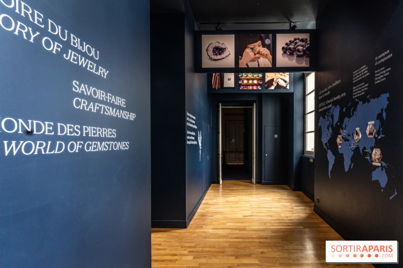 Exposition 'Bijoux de Scène de la Comédie Française' à l'hôtel historique de Mercy-Argenteau qui se dévoile