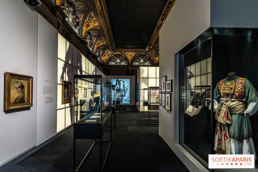 Exposition 'Bijoux de Scène de la Comédie Française' à l'hôtel historique de Mercy-Argenteau qui se dévoile