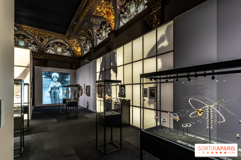 Exposition 'Bijoux de Scène de la Comédie Française' à l'hôtel historique de Mercy-Argenteau qui se dévoile