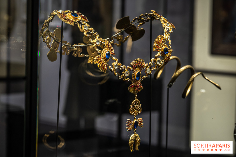 Exposition 'Bijoux de Scène de la Comédie Française' à l'hôtel historique de Mercy-Argenteau qui se dévoile