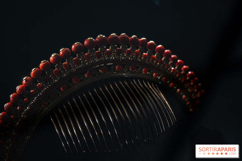 Exposition 'Bijoux de Scène de la Comédie Française' à l'hôtel historique de Mercy-Argenteau qui se dévoile