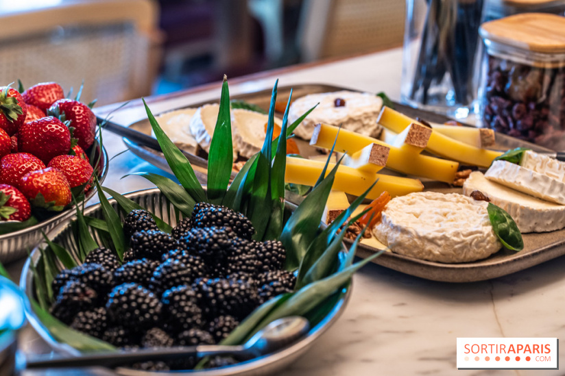Brunch du Vesper Paris 7e - buffet à volonté et plats à table -  fruits - fromages