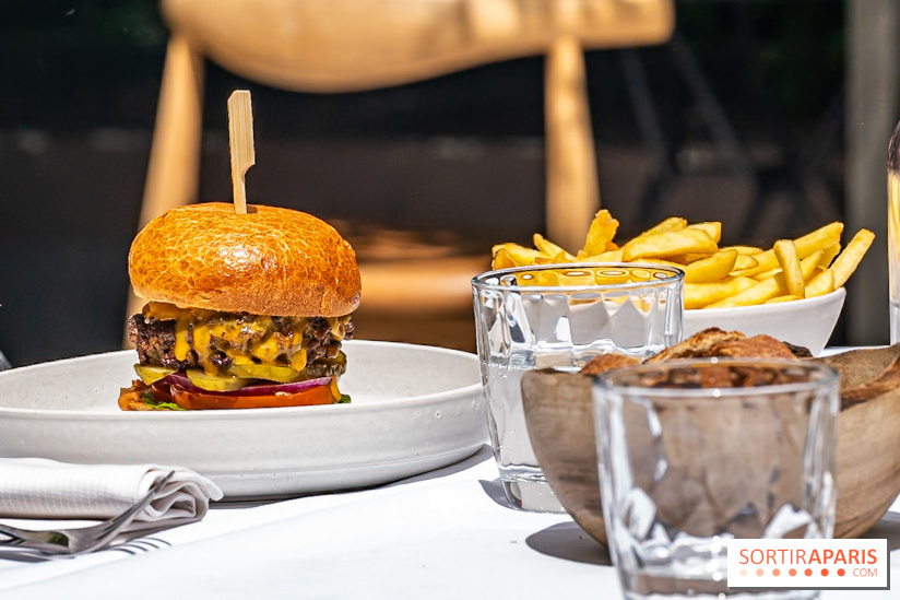La terrasse du Jardin Privé à Châtelet Les Halles en mode barbecue  -  burger