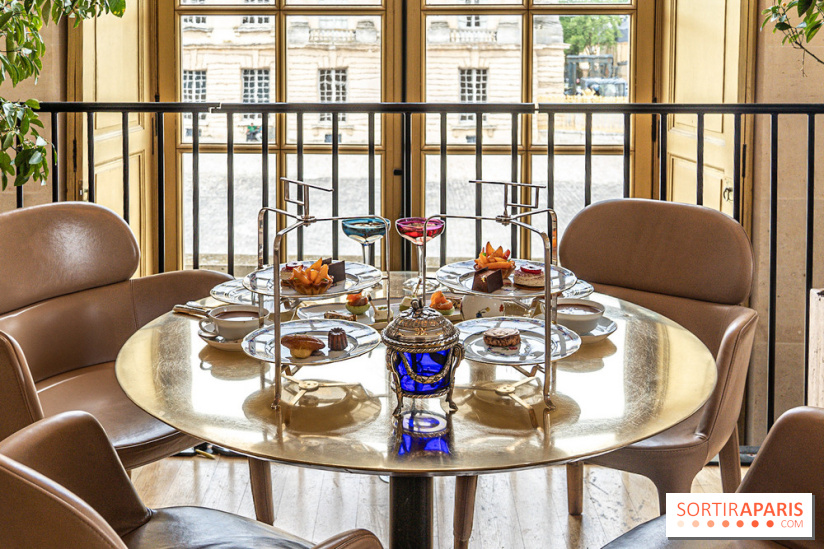 Le Tea Time de la Reine d'Ore à Versailles -  table et vue sur la cour du château