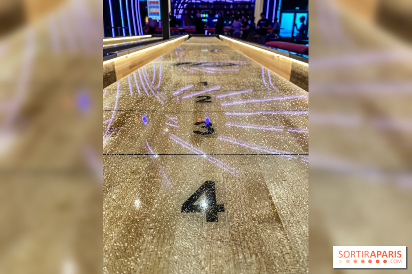 Shuffled, l'enseigne de shuffleboard à Boom Boom Villette