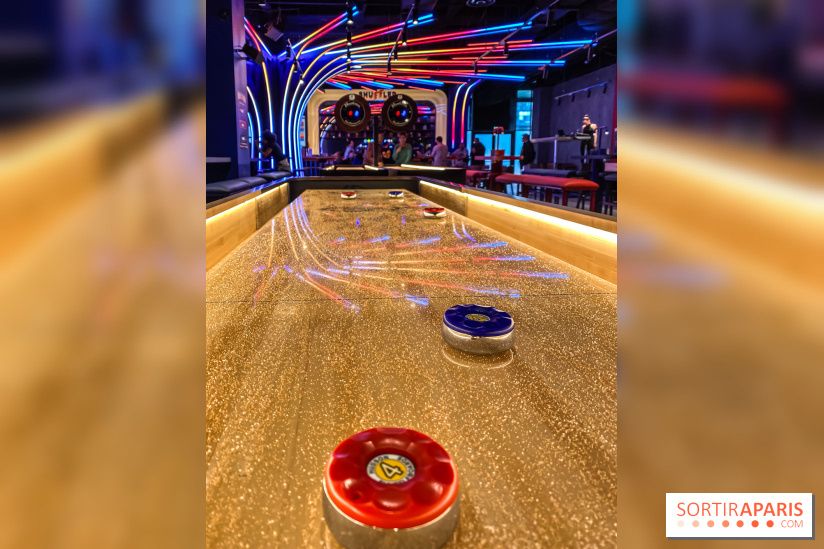 Shuffled, l'enseigne de shuffleboard à Boom Boom Villette