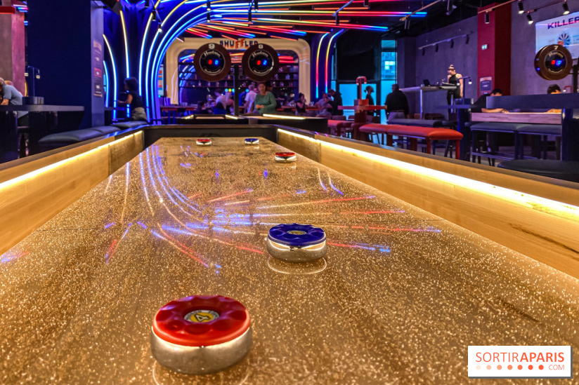 Shuffled, l'enseigne de shuffleboard à Boom Boom Villette