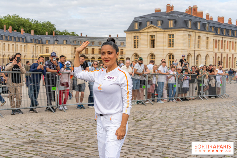 JO Paris 2024 : Les porteurs et relais de la flamme à Versailles -  Salma Hayek