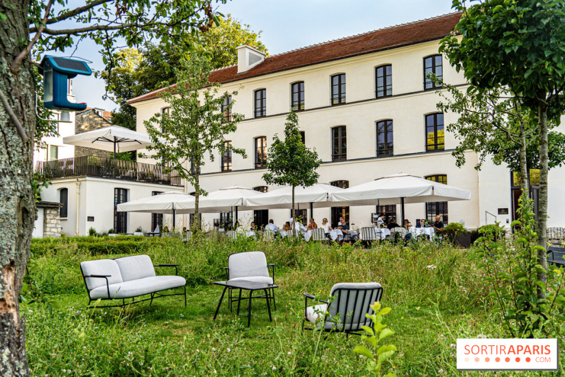 La terrasse dans un jardin avec vue Tour Eiffel du Marguerite 1606 au Domaine de la Reine Margot -  A7C1337