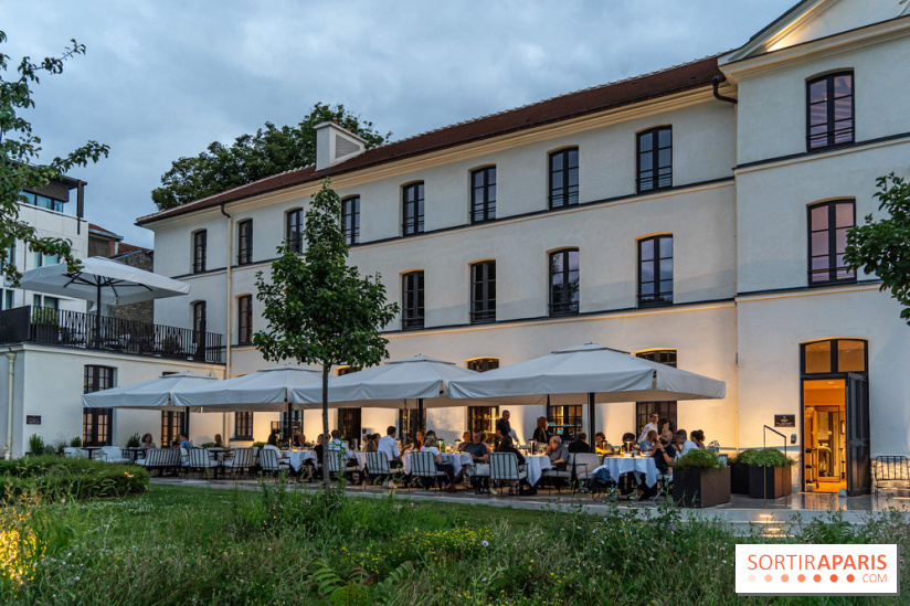 La terrasse dans un jardin avec vue Tour Eiffel du Marguerite 1606 au Domaine de la Reine Margot -  A7C1370