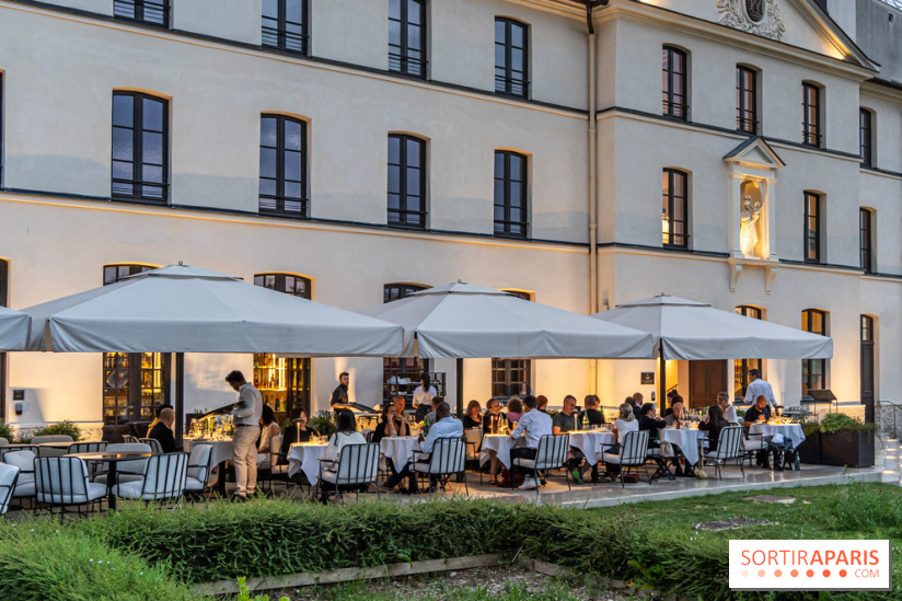 La terrasse dans un jardin avec vue Tour Eiffel du Marguerite 1606 au Domaine de la Reine Margot -  A7C1373