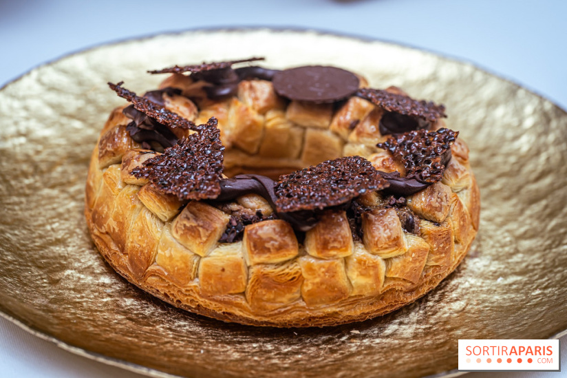 La bûche coffrets de Noël en trompe l'œil de Ladurée 2024 par Julien Alvarez et les créations de fête -  galette des rois 2025