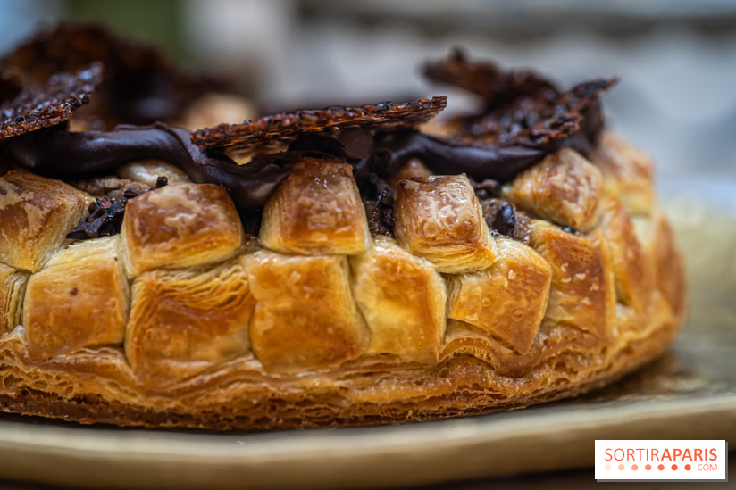 La bûche coffrets de Noël en trompe l'œil de Ladurée 2024 par Julien Alvarez et les créations de fête -  galette des rois 2025
