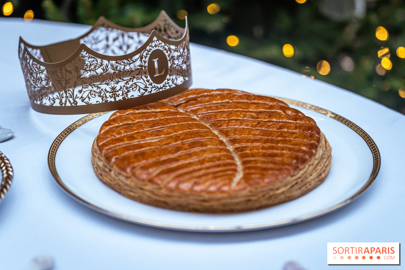 La bûche coffrets de Noël en trompe l'œil de Ladurée 2024 par Julien Alvarez et les créations de fête -  galette des rois 2025