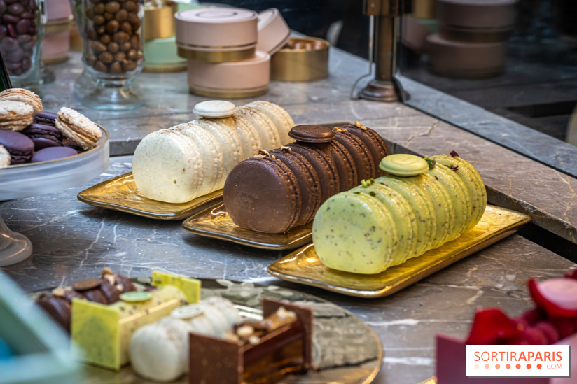 La bûche coffrets de Noël en trompe l'œil de Ladurée 2024 par Julien Alvarez et les créations de fête