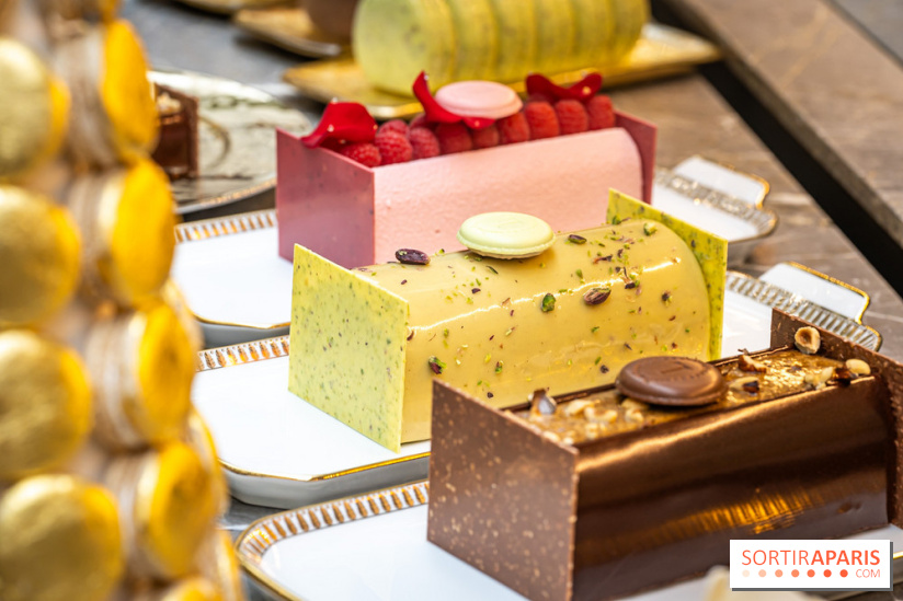La bûche coffrets de Noël en trompe l'œil de Ladurée 2024 par Julien Alvarez et les créations de fête