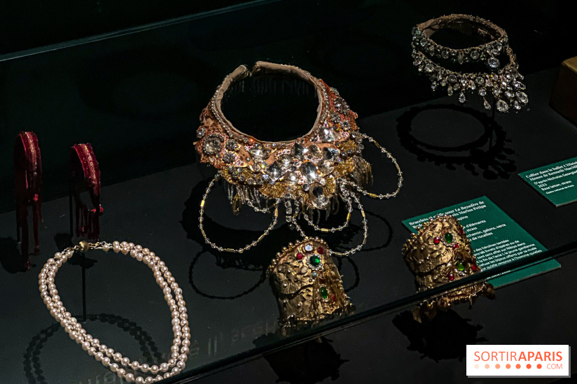 Bijoux de scène de l'Opéra de Paris : l'exposition de parures merveilleuses au Palais Garnier