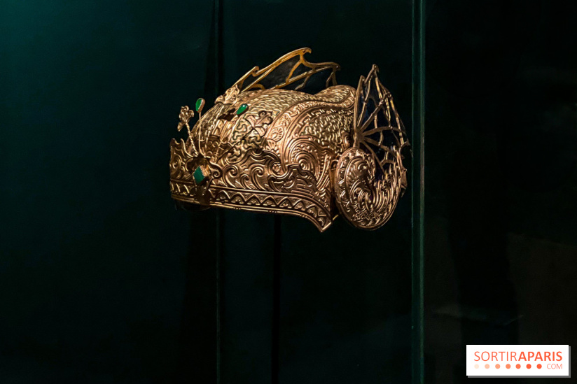 Bijoux de scène de l'Opéra de Paris : l'exposition de parures merveilleuses au Palais Garnier - IMG 2418 jpg