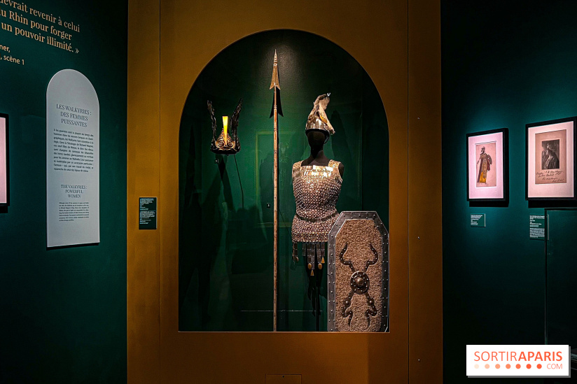 Bijoux de scène de l'Opéra de Paris : l'exposition de parures merveilleuses au Palais Garnier