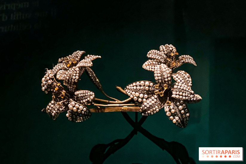 Bijoux de scène de l'Opéra de Paris : l'exposition de parures merveilleuses au Palais Garnier