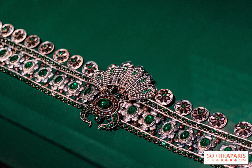 Bijoux de scène de l'Opéra de Paris : l'exposition de parures merveilleuses au Palais Garnier