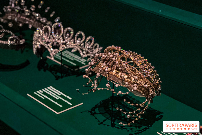 Bijoux de scène de l'Opéra de Paris : l'exposition de parures merveilleuses au Palais Garnier