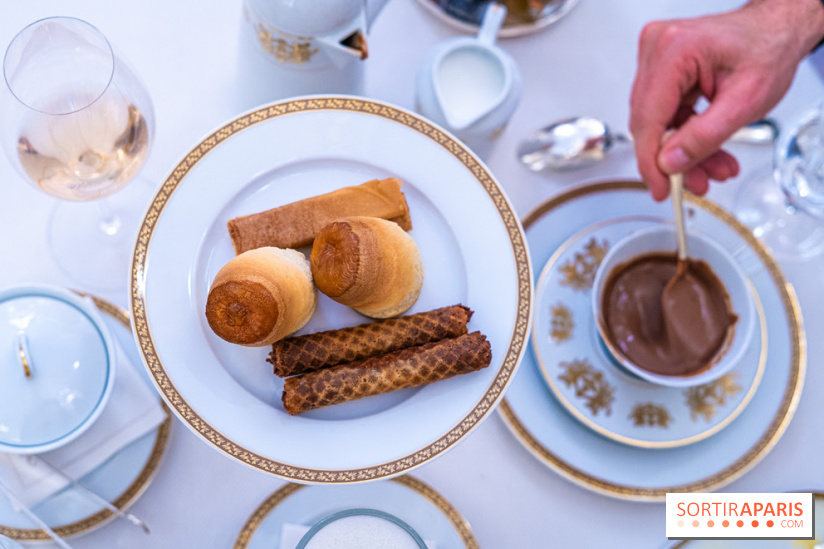 Le tea time Impérial de Noël du Ritz Paris, l'expérience exceptionnelle - les photos -  Présentoir sucré - scone, gaufrette chocolat et Gavotte