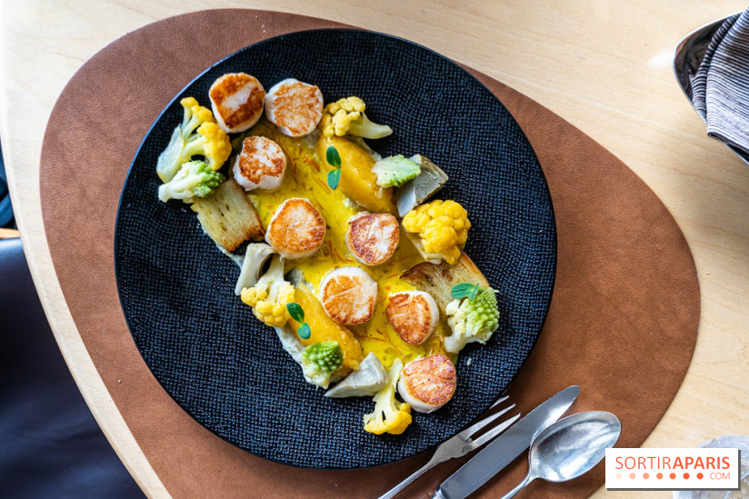 La Table du Château à Dampierre-en-Yvelines, le restaurant face au château - nos photos -  t Jacques poêlées, sauce aux épices douces et crème fraîche de Normandie 