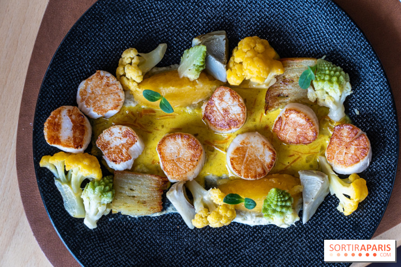 La Table du Château à Dampierre-en-Yvelines, le restaurant face au château - nos photos -  t Jacques poêlées, sauce aux épices douces et crème fraîche de Normandie 